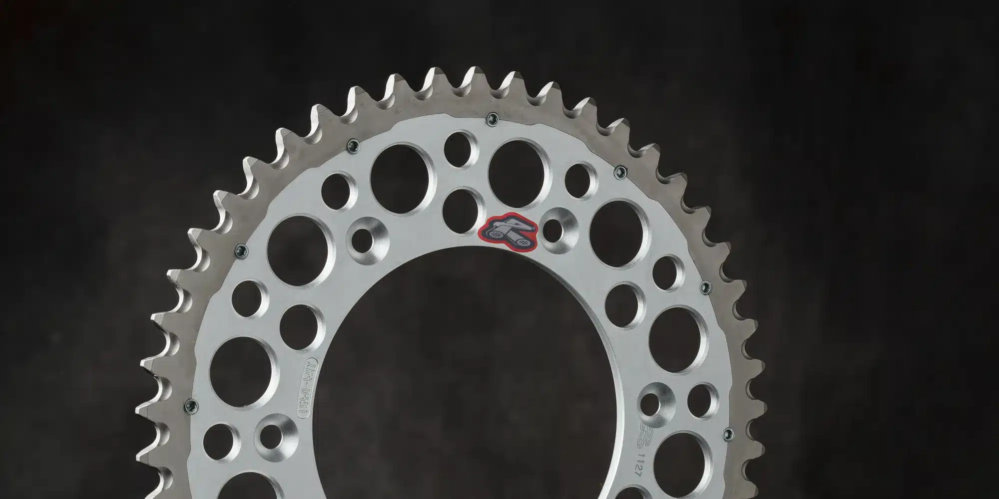 Nahaufnahme eines Renthal Twinring Kettenrads mit einem Aluminiumkern und gehärtetem Stahlaußenring, geeignet für Enduro- und Motocross-Einsatz.