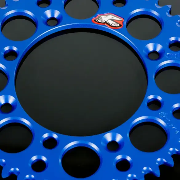 Blaues, leichtes Renthal-Kettenrad aus Aluminium mit Gewichtserleichterungsbohrungen und Mud-Groove-Design.
