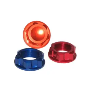 Drei Steuerkopfmutter aus Metall in Blau, Rot und Orange auf weißem Hintergrund.