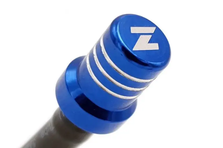 Nahaufnahme eines blauen Tankentlüftungsventils für Motorräder mit ZAP-Logo