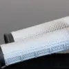 Weiße Tapered MX Griffe mit markanter Diamantstruktur und breitem Flansch auf spiegelndem Untergrund