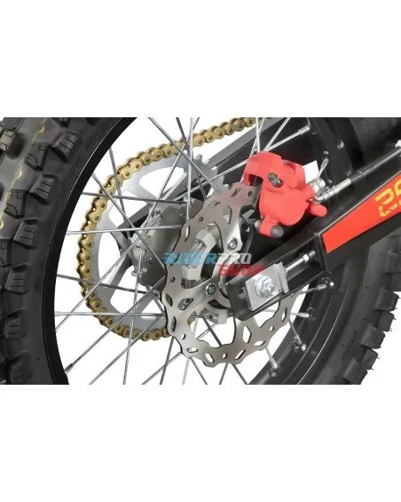 Hinterrad mit gelochter Bremsscheibe, rotem Bremssattel und Kette einer Tornado BRX V3 Motocrossmaschine