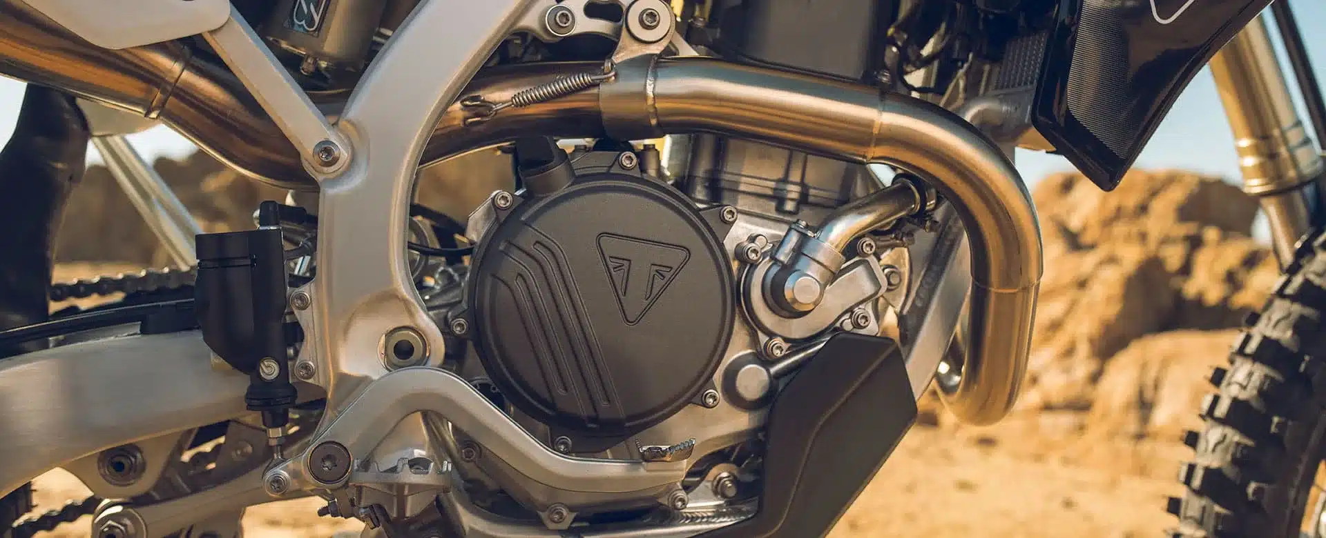 Motor und Rahmen der Triumph TF 450-E Enduro im Nahaufnahme