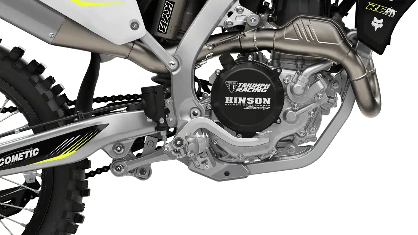 Detailaufnahme des Motors und Rahmens der Triumph TF 450-RC Edition, inklusive Hinson-Kupplungskomponenten und Auspuffanlage