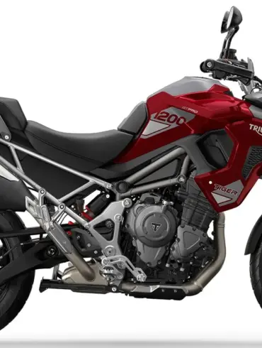 Triumph Tiger 1200 GT Pro in Rot von der Seite fotografiert