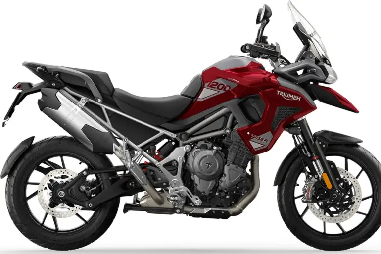 Triumph Tiger 1200 GT Pro in Rot von der Seite fotografiert