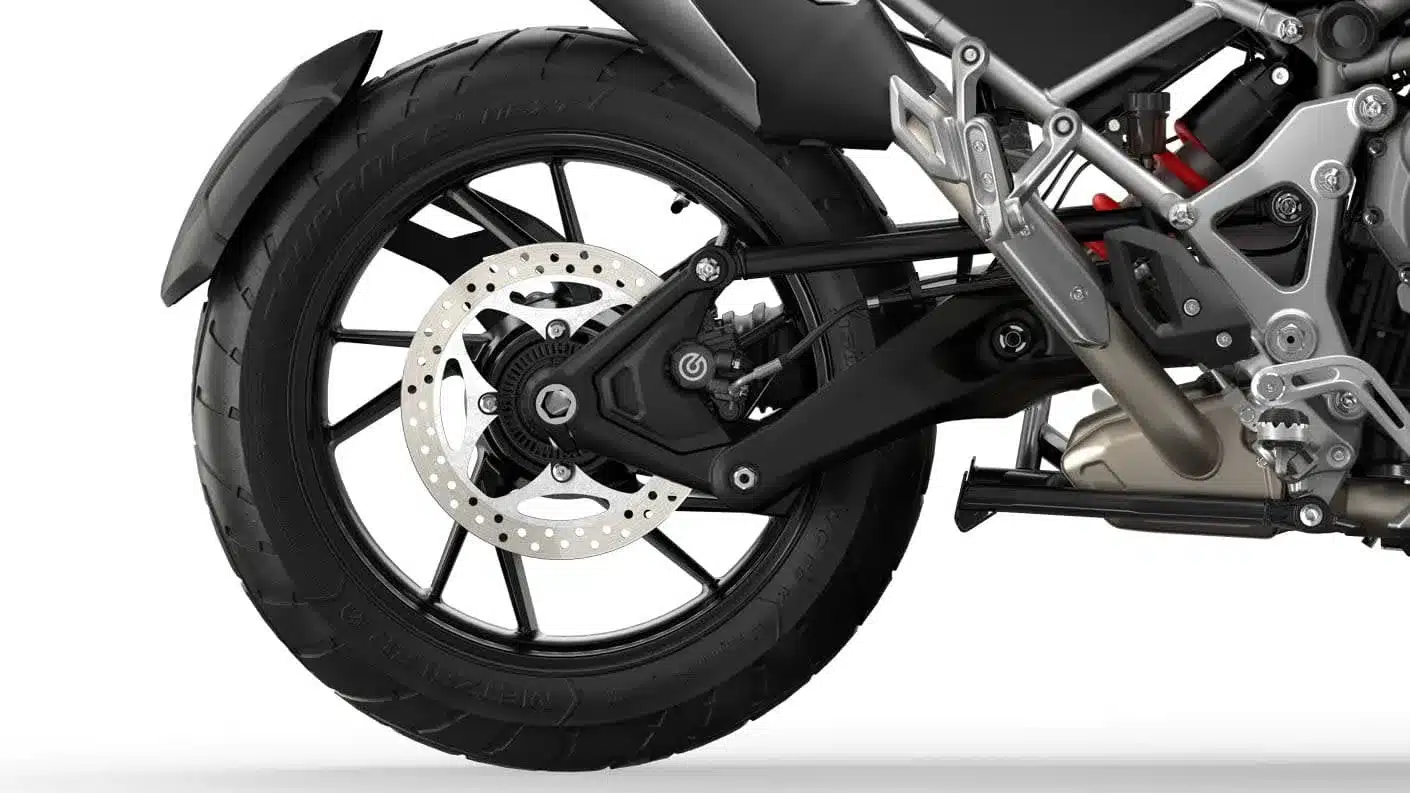 Hinterrad mit Bremsscheibe, Brembo-Bremssattel, Metzeler Tourance Reifen und Wellenantrieb der Triumph Tiger 1200 GT Pro