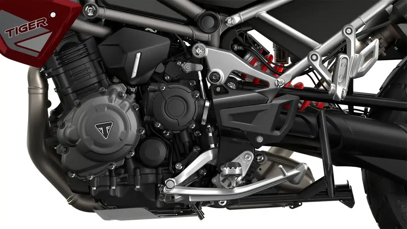 Nahaufnahme des Motors, Rahmens und Wellenantriebs einer Triumph Tiger 1200 GT Pro