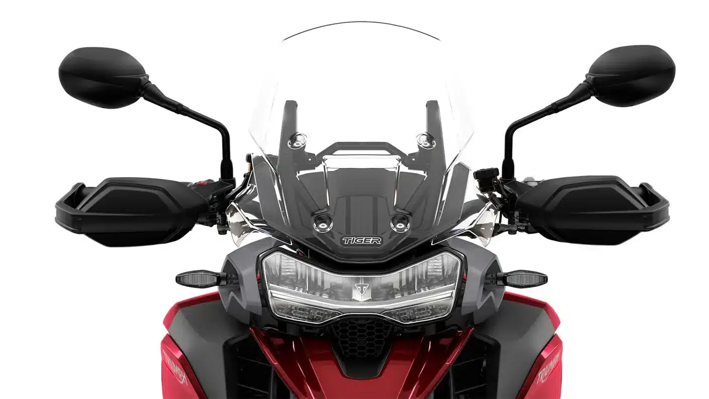 Frontansicht einer Triumph Tiger 1200 GT Pro mit hoher Windschutzscheibe und Handschützern.