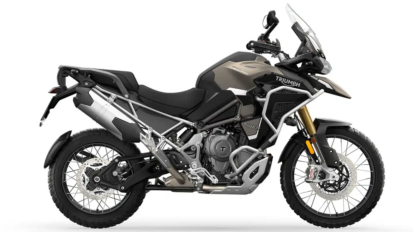 Seitenansicht der Triumph Tiger 1200 Rally Explorer mit 21-Zoll-Vorderrad und umfangreicher Offroad-Ausstattung