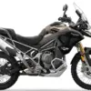Triumph Tiger 1200 Rally Pro Motorrad in Seitenansicht, Reiseenduro mit Offroad-Ausstattung und Speichenrädern.