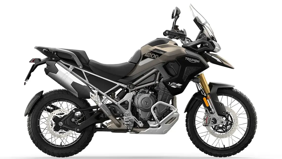 Triumph Tiger 1200 Rally Pro Motorrad in Seitenansicht, Reiseenduro mit Offroad-Ausstattung und Speichenrädern.