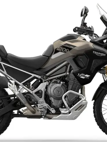 Triumph Tiger 1200 Rally Pro Motorrad in Seitenansicht, Reiseenduro mit Offroad-Ausstattung und Speichenrädern.