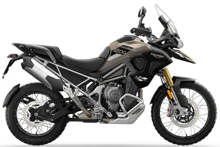 Triumph Tiger 1200 Rally Pro Motorrad in Seitenansicht, Reiseenduro mit Offroad-Ausstattung und Speichenrädern.