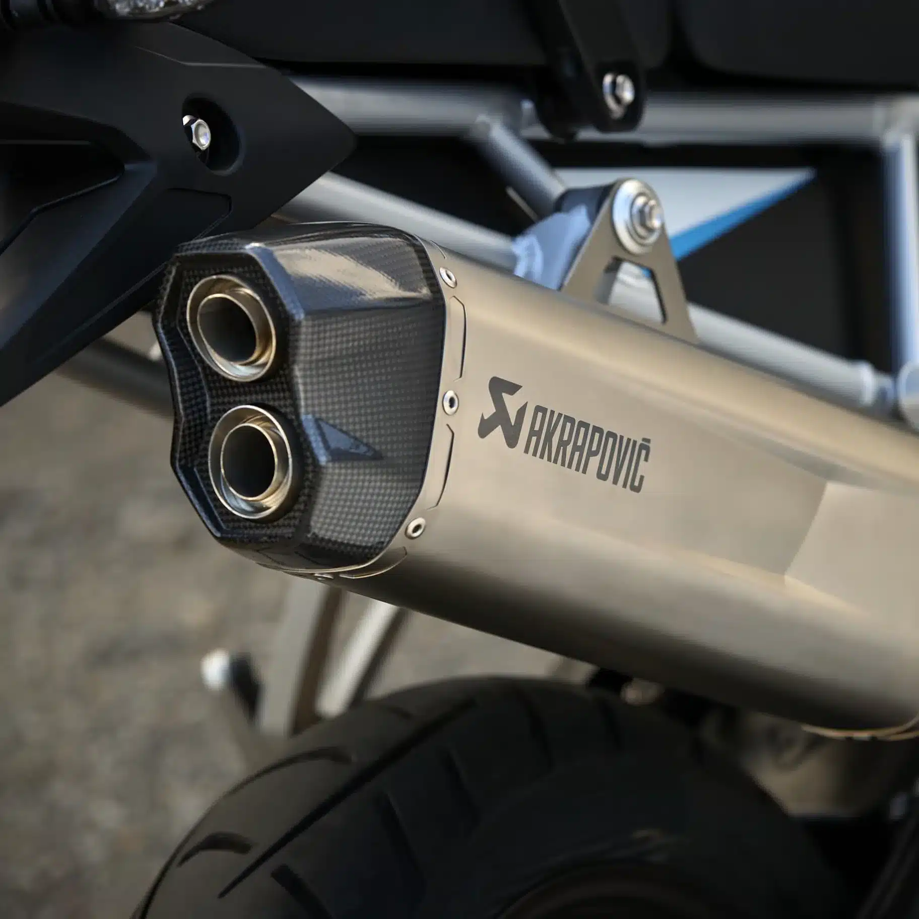 Akrapovič-Schalldämpfer an einer Triumph Tiger 900 Alpine Edition mit Doppelendrohr und Carbon-Abdeckung