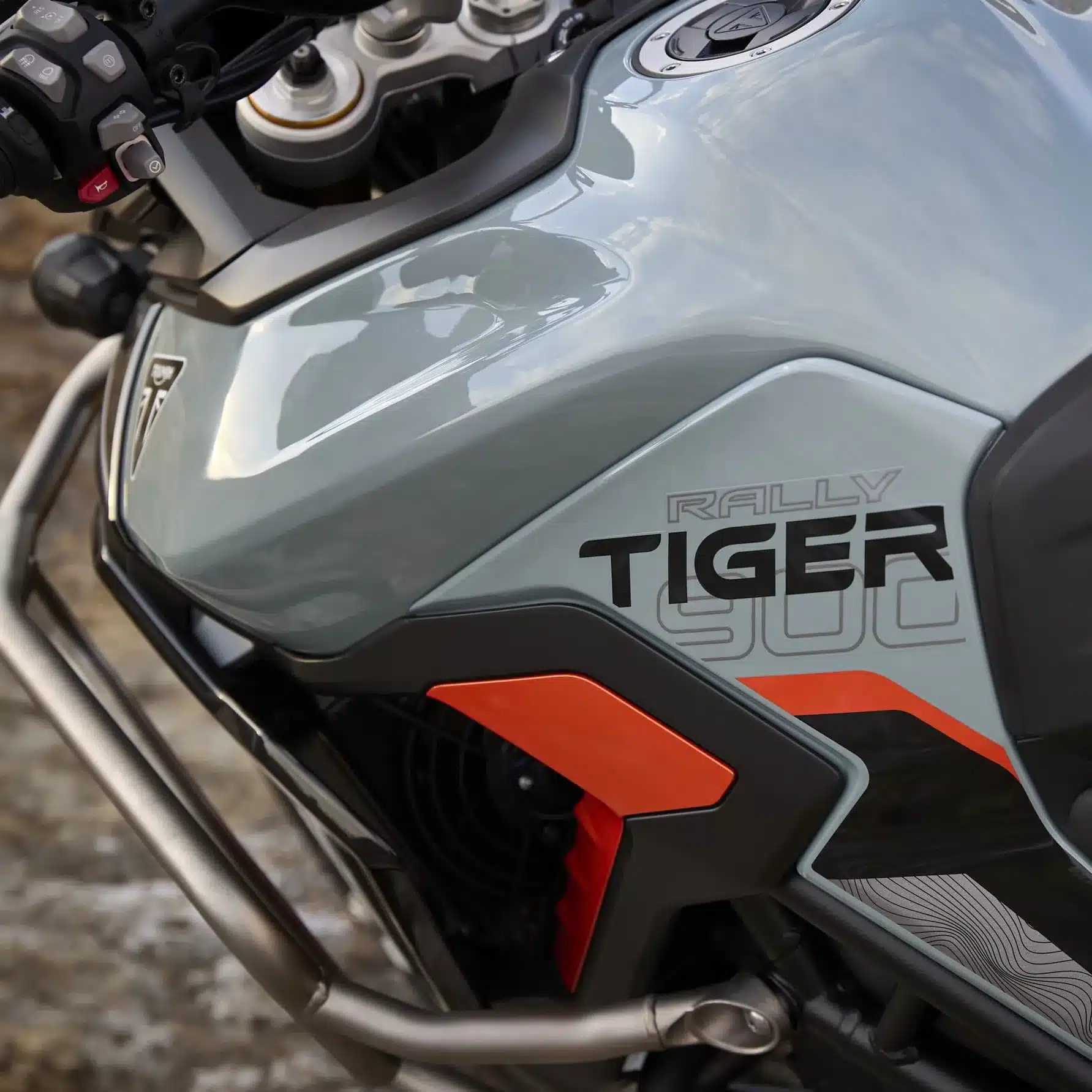 Nahaufnahme des Tanks und Seitenteils einer Triumph Tiger 900 Desert Edition mit Rally-Schriftzug