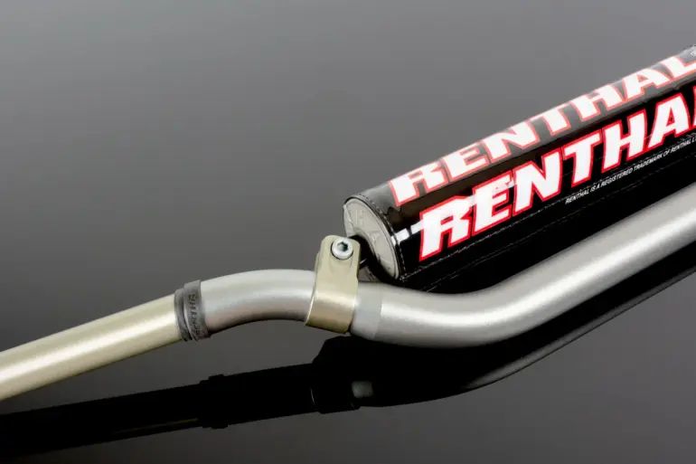 Renthal Twinwall® Motocross-Lenker mit Schaumstoff-Lenkerpad in Nahaufnahme.