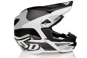 Schwarz-weißer Offroad-Helm 6D ATR-1 Apex von der Seite mit ausgeprägtem Visier und Belüftungselementen.