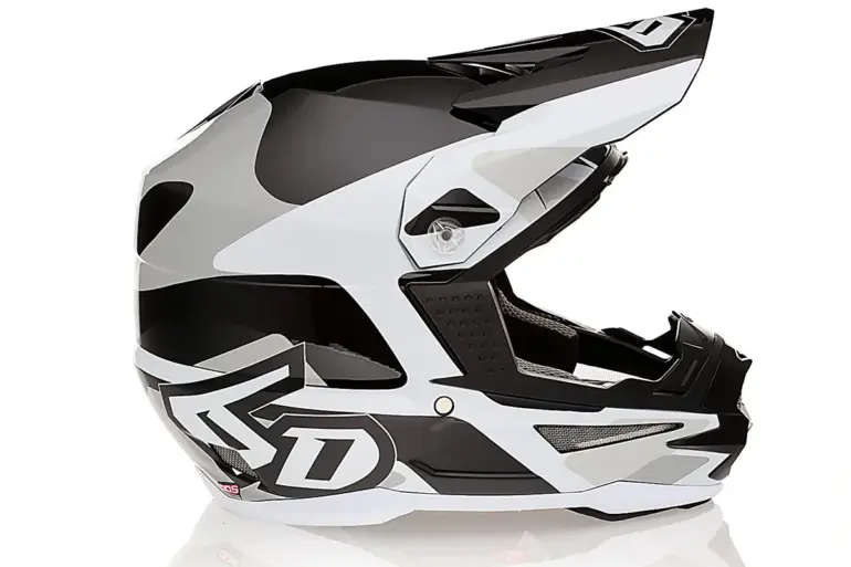 Schwarz-weißer Offroad-Helm 6D ATR-1 Apex von der Seite mit ausgeprägtem Visier und Belüftungselementen.