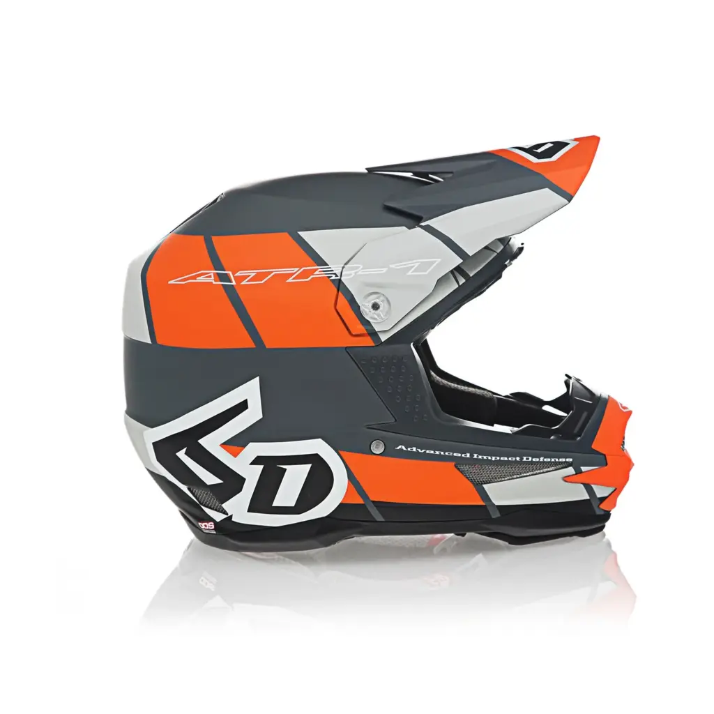 Seitliche Ansicht des 6D ATR-1 Apex Offroad-Motorradhelms in orange, grau und weiß, mit markantem Visier und modernem Design.