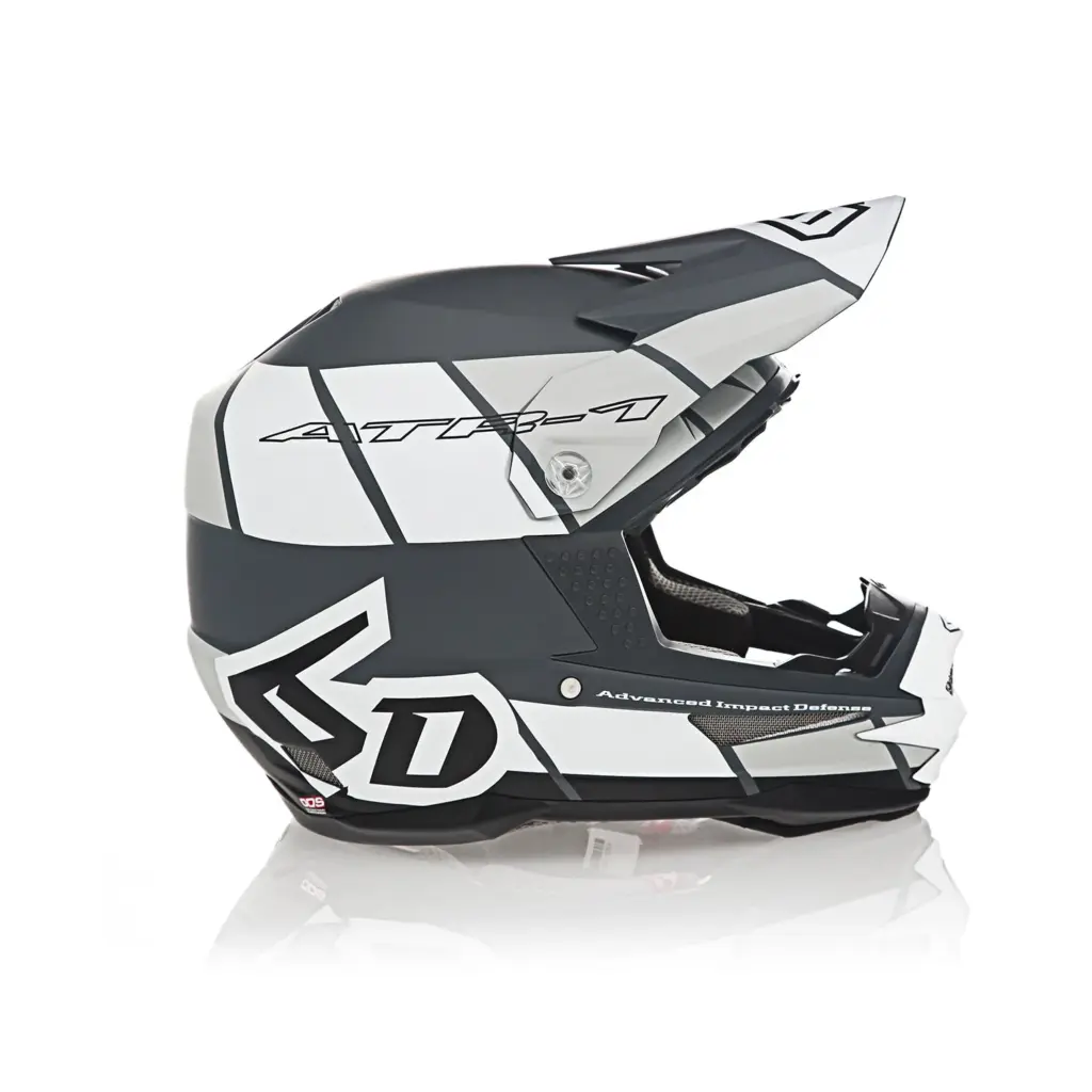 Offroad-Motorradhelm 6D ATR-1 Apex in schwarz-weißer Farbgebung, seitliche Ansicht, mit moderner Außenschale und Belüftungssystem.