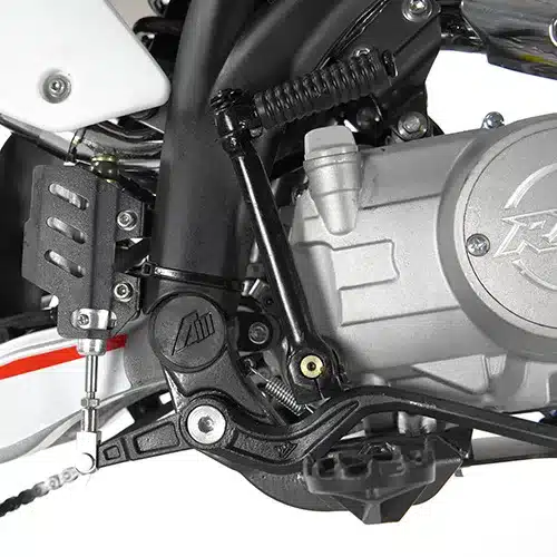 Motor und Schalthebel einer Apollo AM Thunder 125 im Detail