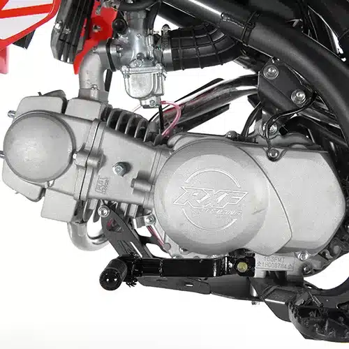 Nahaufnahme des 125-ccm-Viertaktmotors der Apollo AM Thunder 125 Pitbike