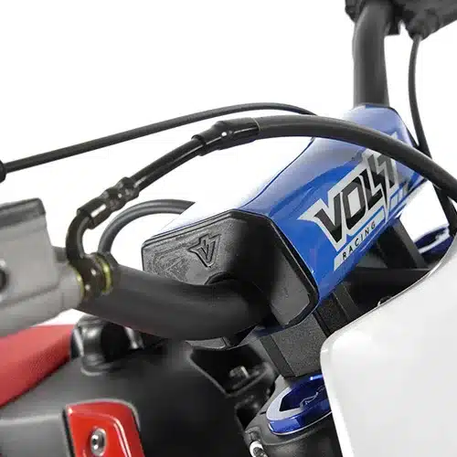 Lenker und VOLT Racing Schutzpolster der Apollo AM Thunder 125 Pitbike aus der Nähe fotografiert.