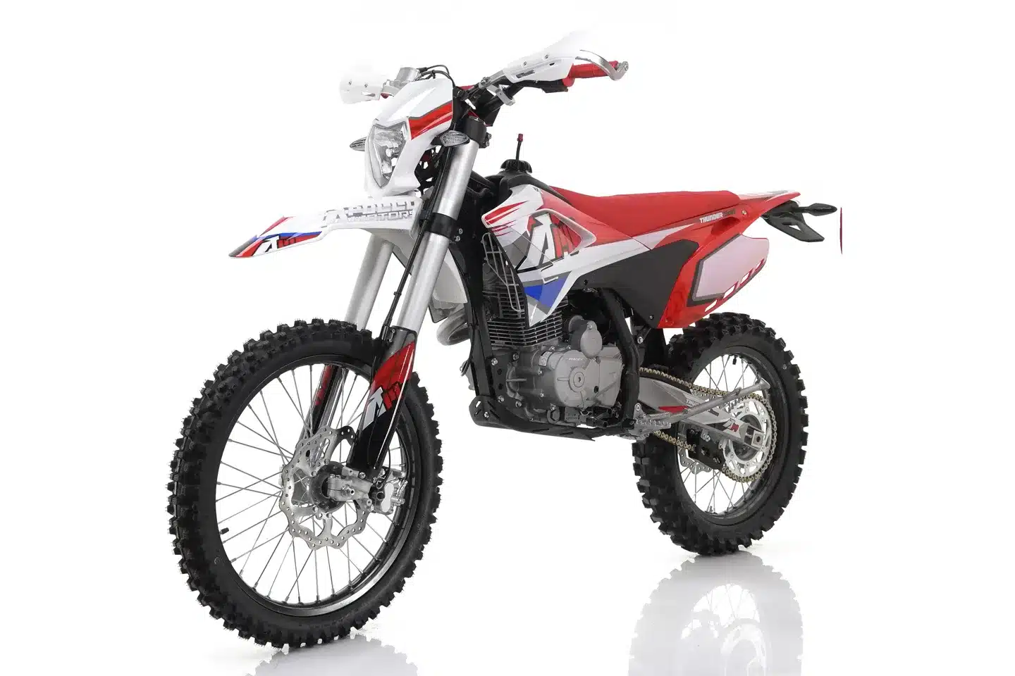 Apollo AM Thunder 300 Dirtbike in Seitenansicht auf weißem Hintergrund, Offroad-Bereifung und rot-weiße Verkleidung