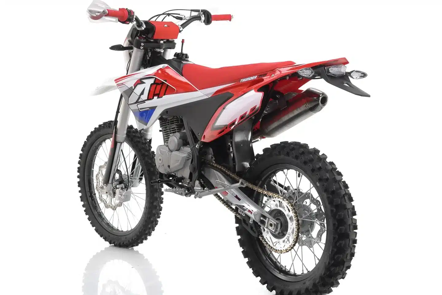 Rotes Apollo AM Thunder 300 Dirtbike mit Stollenreifen, betrachtet von hinten schräg seitlich auf weißem Hintergrund.