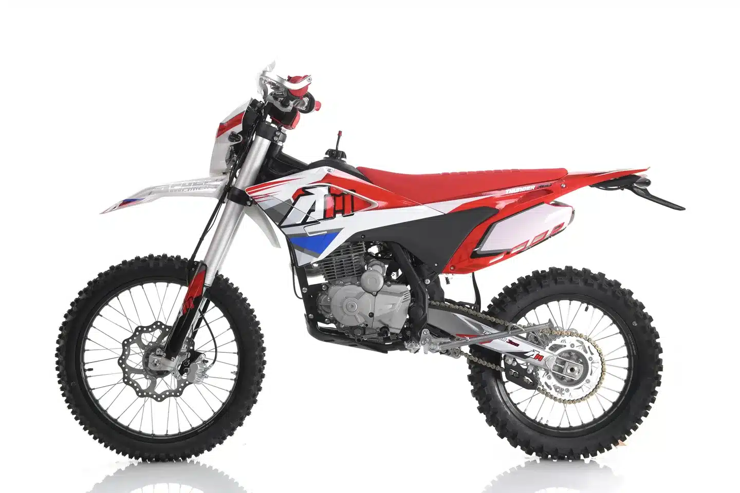 Seitenansicht einer Apollo AM Thunder 300, einem klassischen Offroad-Dirtbike mit rotem Sitz und sportlicher Grafik.