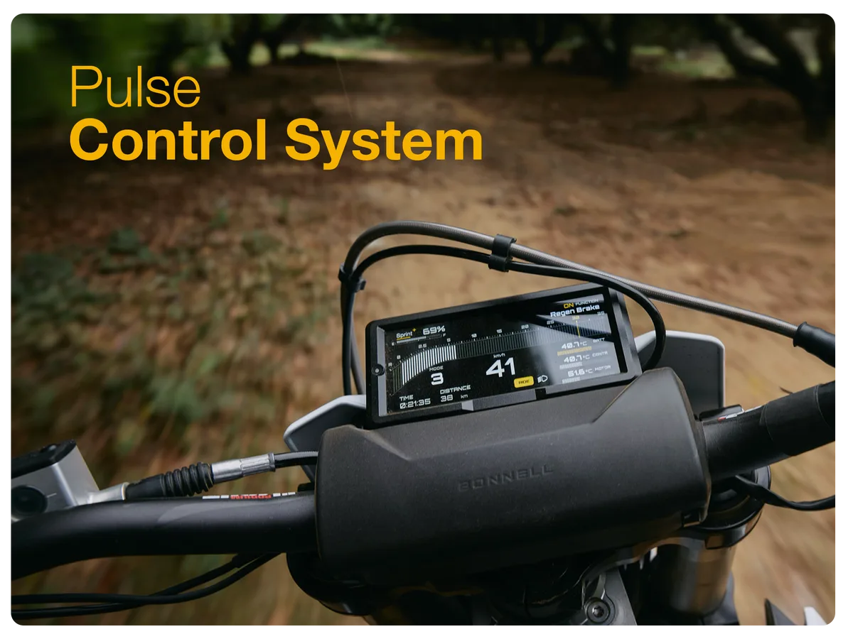 Cockpit der Bonnell 805 mit zentralem Display und Steuerungseinheit auf einem Offroad-Weg