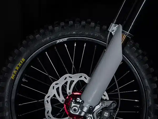 Vorderrad einer Cheetah E-XE800 mit Scheibenbremse und grobstolligem Reifen