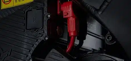 Nahaufnahme des Ladeanschlusses der Cheetah E-XE800 Enduro-Elektromotorrads