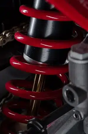 Rotes hinteres Federbein an einer Cheetah E-XE800 im Detail