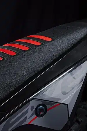 Detailfoto: Sitzbank und Rahmen der Elektro-Enduro Cheetah E-XE880 mit markanter Oberflächenstruktur und rotem Akzent