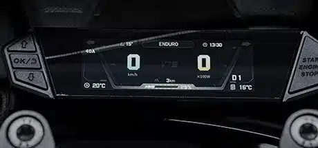 Digitales LCD-Cockpit der Cheetah E-XE880 mit Enduro-Fahrmodus und Fahrdatenanzeige.