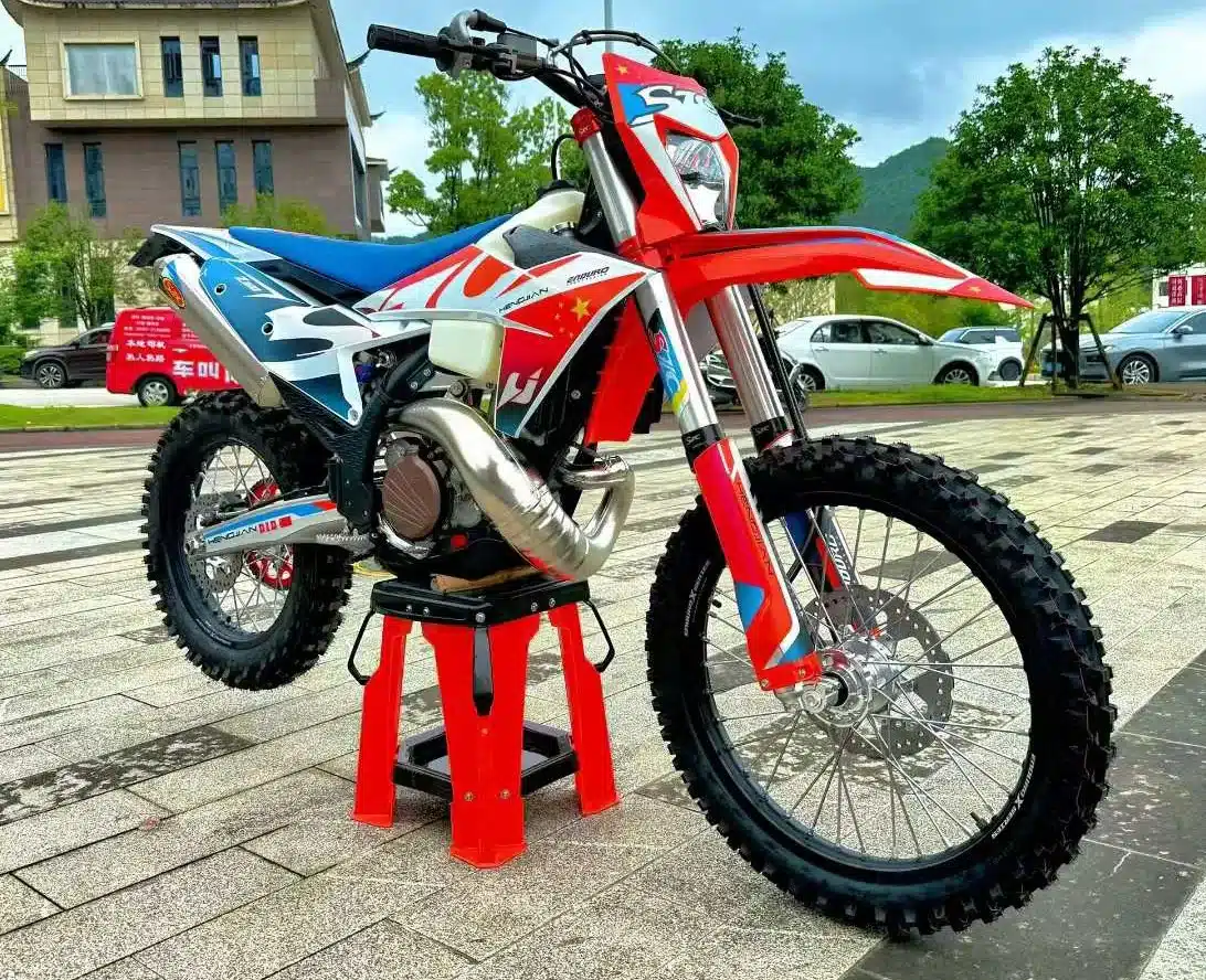 Hengjian S7-Z300 Enduro-Bike auf rotem Montageständer, aufgenommen im Freien