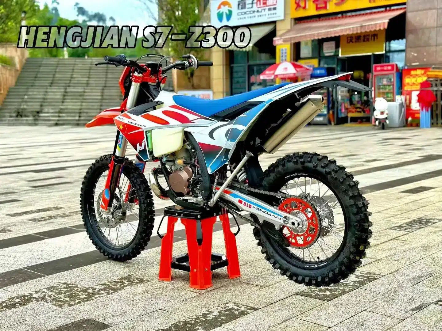 Enduro-Motorrad Hengjian S7-Z300 mit 300 ccm Zweitaktmotor auf einem Parkplatz, Ansicht von hinten seitlich