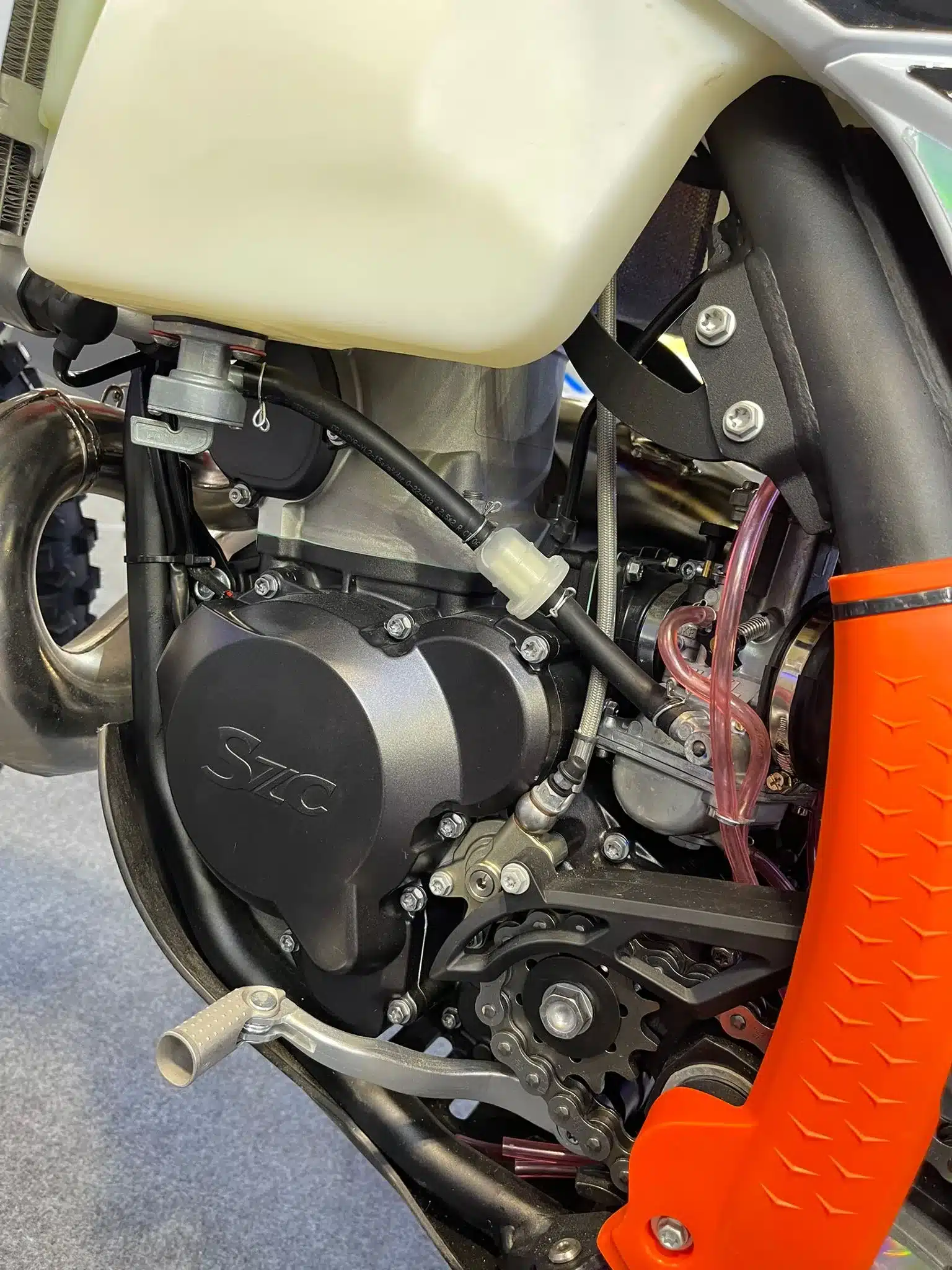 Nahaufnahme des Motors und Antriebs der Hengjian S8 Z300 Race, einem modernen Offroad-Motorrad mit wassergekühltem Zweitakt-Einzylindermotor.