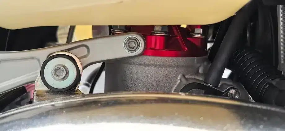 Detailaufnahme des Fahrwerks und Motorbereichs der Hengjian S8 Z300 Race Offroad-Motorrad