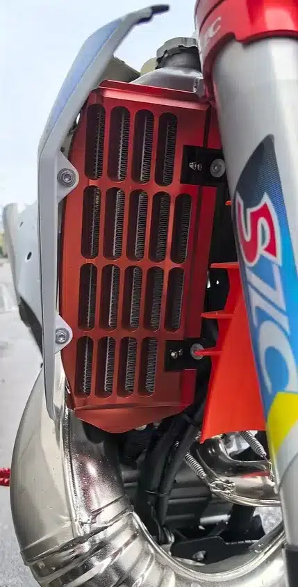 Kühler und Protektor an der Hengjian S8 Z300 Race, Nahaufnahme mit Billet-Teil und Zweitakt-Auspuff