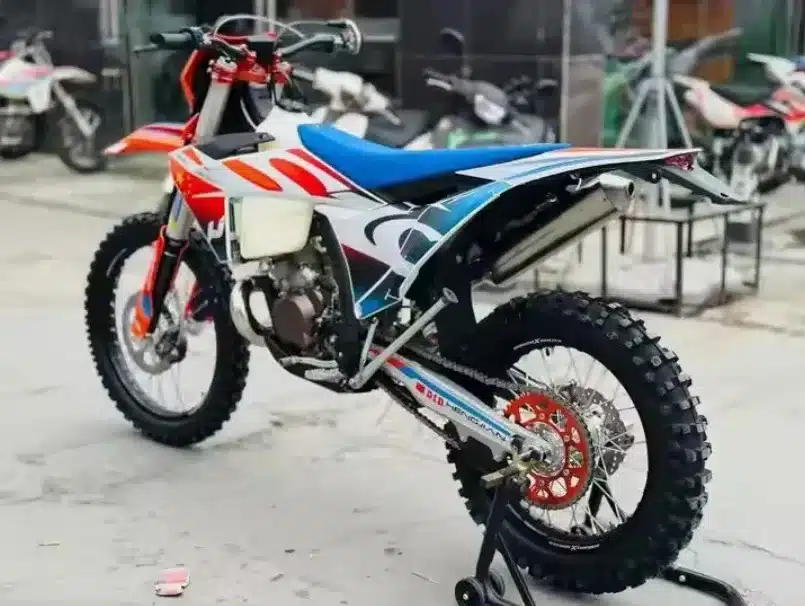 Hengjian S8 Z300 Race Enduro-Motorrad mit auffälligem Dekor, bereit für den Offroad-Einsatz.