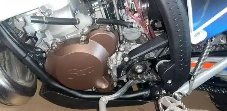 Nahaufnahme des Motors, Antriebsstrangs und Billet-Fußrasten der Hengjian S8 Z300 Race