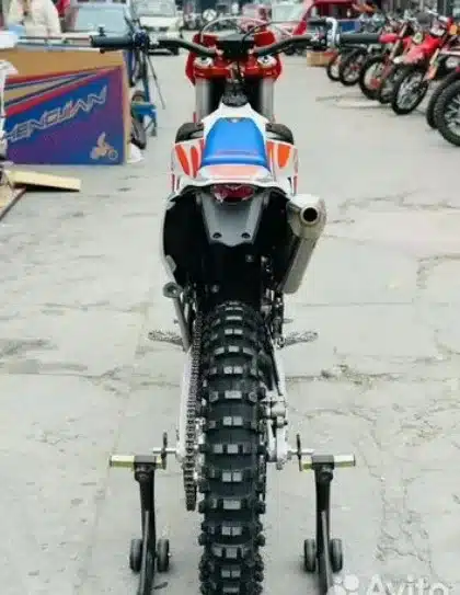 Hengjian S8 Z300 Enduro-Motorrad von hinten, auf Ständern bei einer Ausstellung