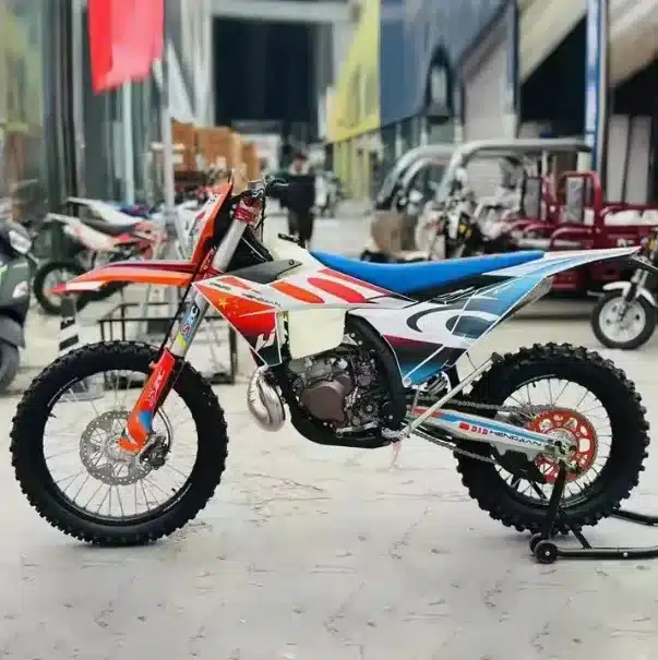Seitliche Ansicht der Hengjian S8 Z300 Enduro-Motorrad in einem Showroom, vorbereitet für den Offroad-Einsatz.
