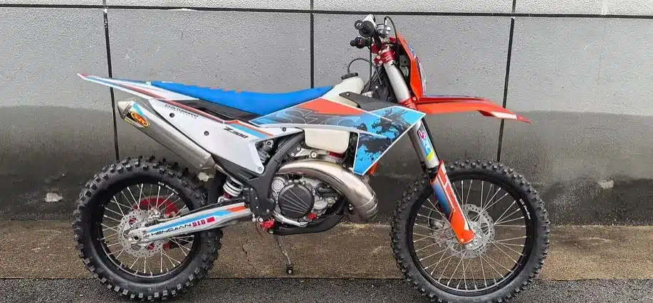 Hengjian S8 Z300 Enduro-Zweitakt-Motorrad seitlich, mit sportlicher Verkleidung und grobstolliger Bereifung vor einer Betonwand