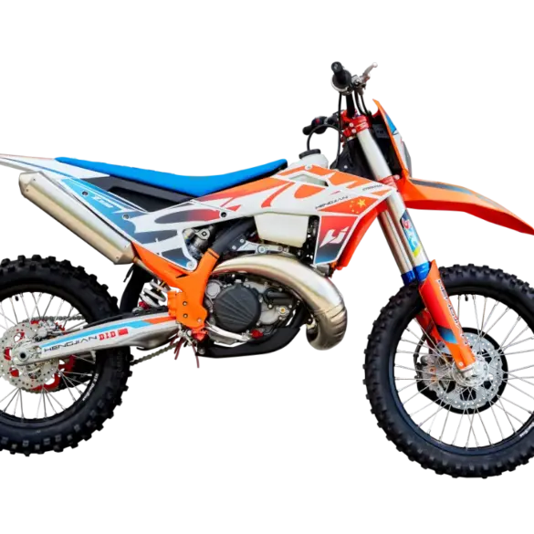 Profilansicht der Hengjian S8-Z330 Race Version, einem leistungsstarken Zweitakt-Hardenduro-Motorrad in Orange, Weiß und Blau.