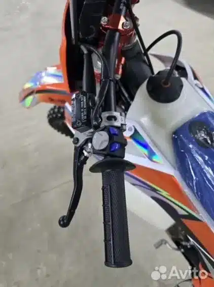 Lenkergriff, Kupplungshebel und Armaturen einer Hengjian S8-Z330 Race Version