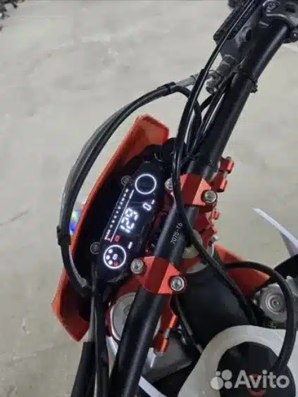 Lenker und digitales Instrumentenpanel der Hengjian S8-Z330 Race Version